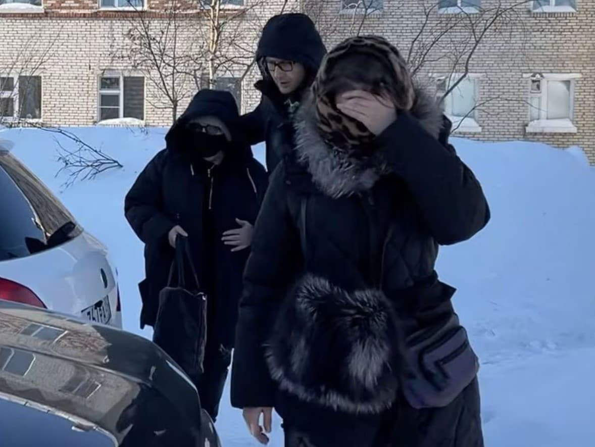 Matku Alexeja Navaľného, Ljudmilu, nechcú vpustiť do márnice, kde má byť telo jej syna 
