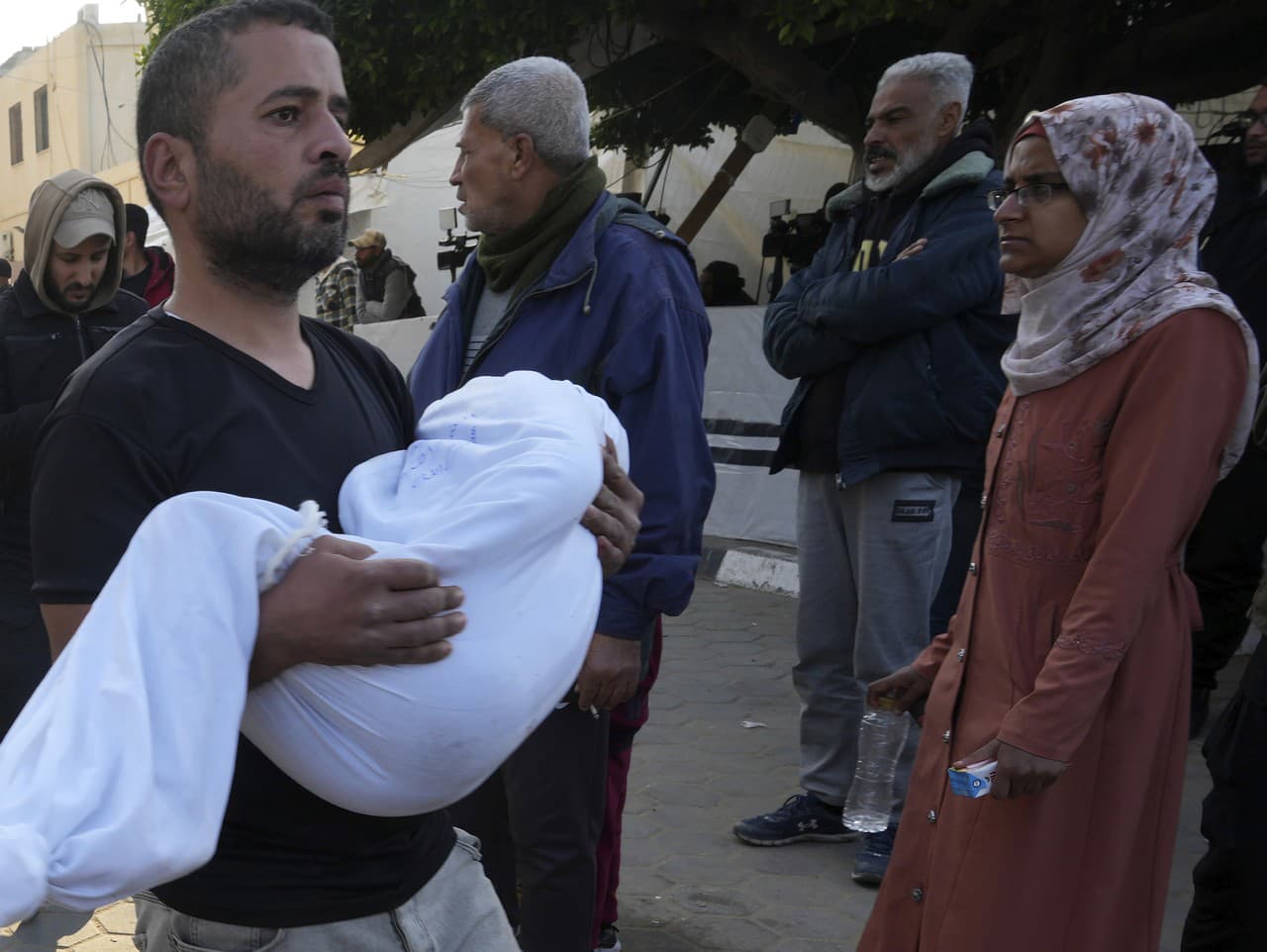 Palestínčan nesie dieťa zabité pri izraelskom bombardovaní pásma Gazy v nemocnici Al Aksa v Deir al Balah v utorok 20. februára 2024.