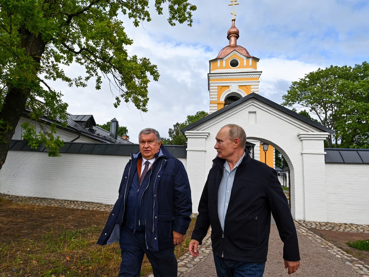 Prezident Ruska Vladimir Putin a riaditeľ ropnej spoločnosti Rosfneť Igor Sečin navštívili Kláštor Konevsky na ostrove Konevets pri Petrohrade. Júl 2021.