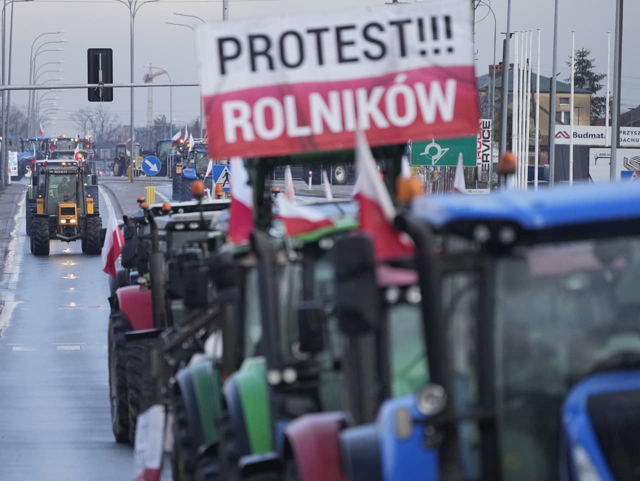 Poľskí poľnohospodári  protestujú na traktoroch proti enviromentálnej politike EÚ a dovozu poľnohospodárskych výrobkov zo susednej Ukrajiny počas celonárodného štrajku v meste Minsk Mazowiecki na východe krajiny.