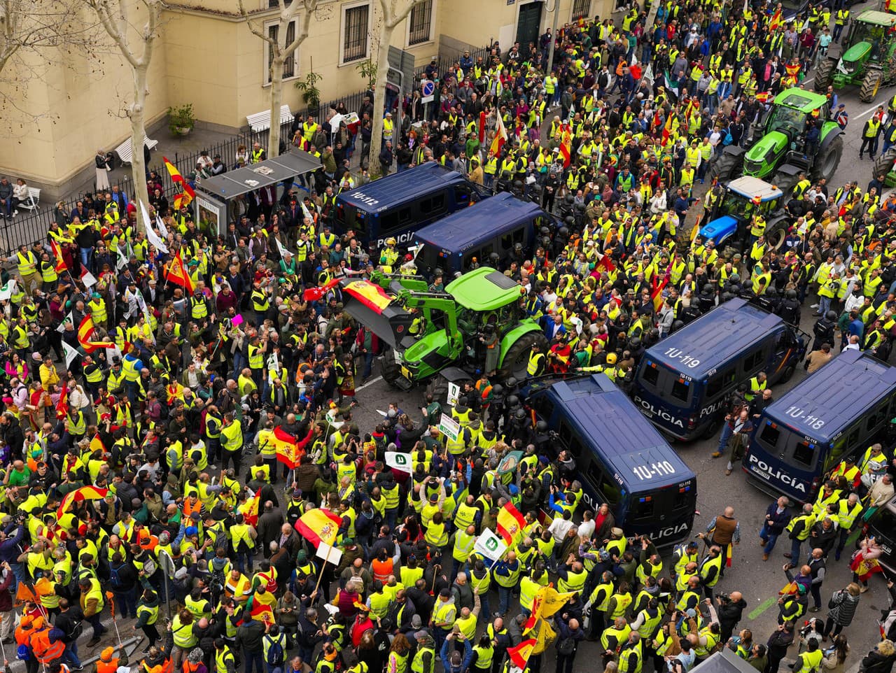 Poľnohospodári pochodujú počas protestu v Madride