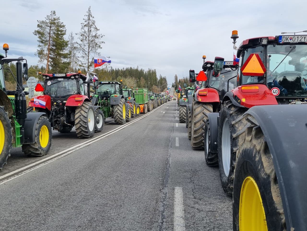 Farmári a poľnohospodári protestujú na slovensko-poľskom hraničnom priechode Trstená-Chyžné v Trstenej