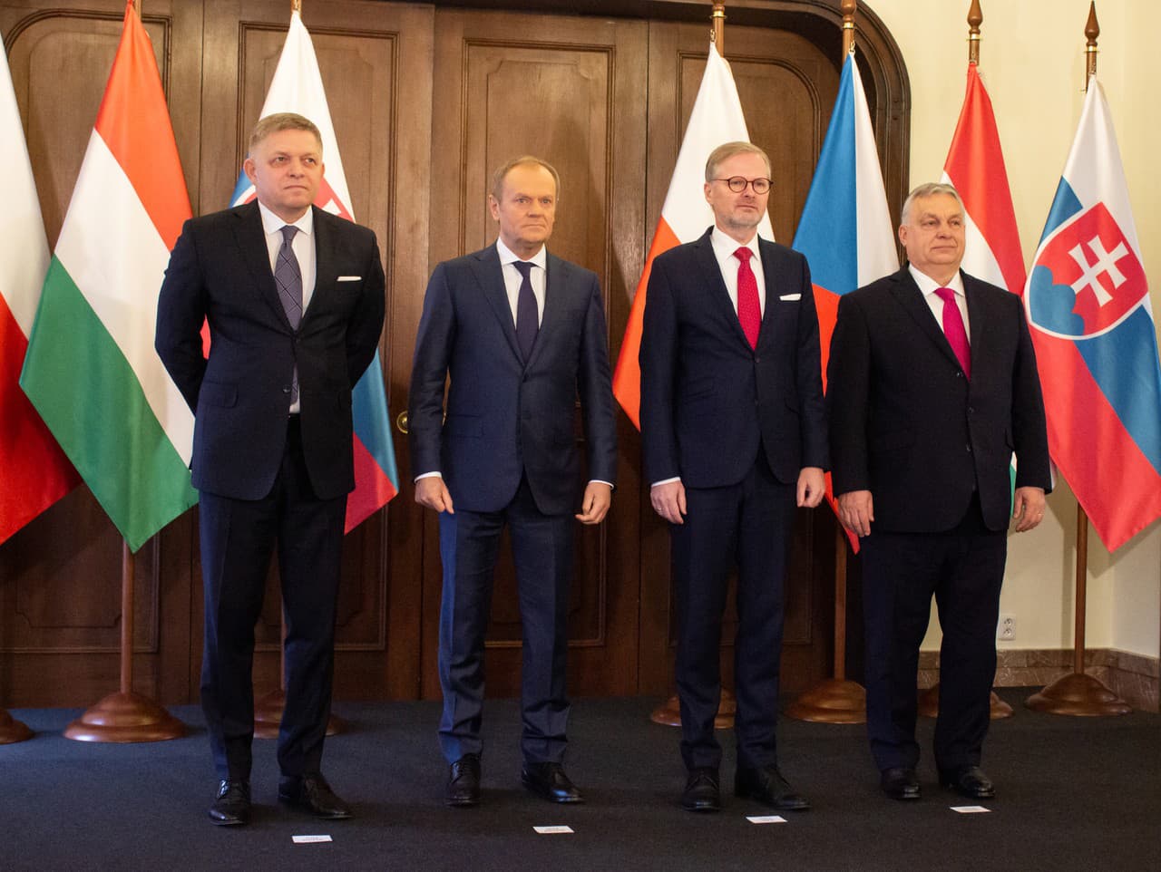 Zľava slovenský premiér Robert Fico, poľský premiér Donald Tusk, český premiér Petr Fiala a maďarský premiér Viktor Orbán na summite Vyšehradskej štvorky (V4) v Prahe.