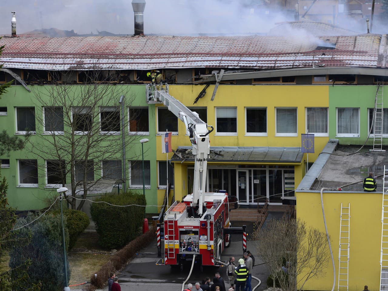 Domov dôchodcov na Brezovej ulici v Spišskej Novej Vsi zachvátil v utorok popoludní požiar.