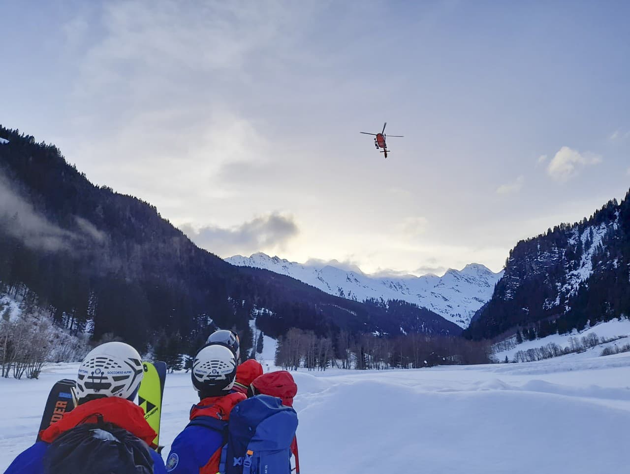 Záchranári prichádzajú na miesto, kde sa uvoľnila lavína v Racines di Dentro v Taliansku, ktorá zasypala troch nemeckých turistov.