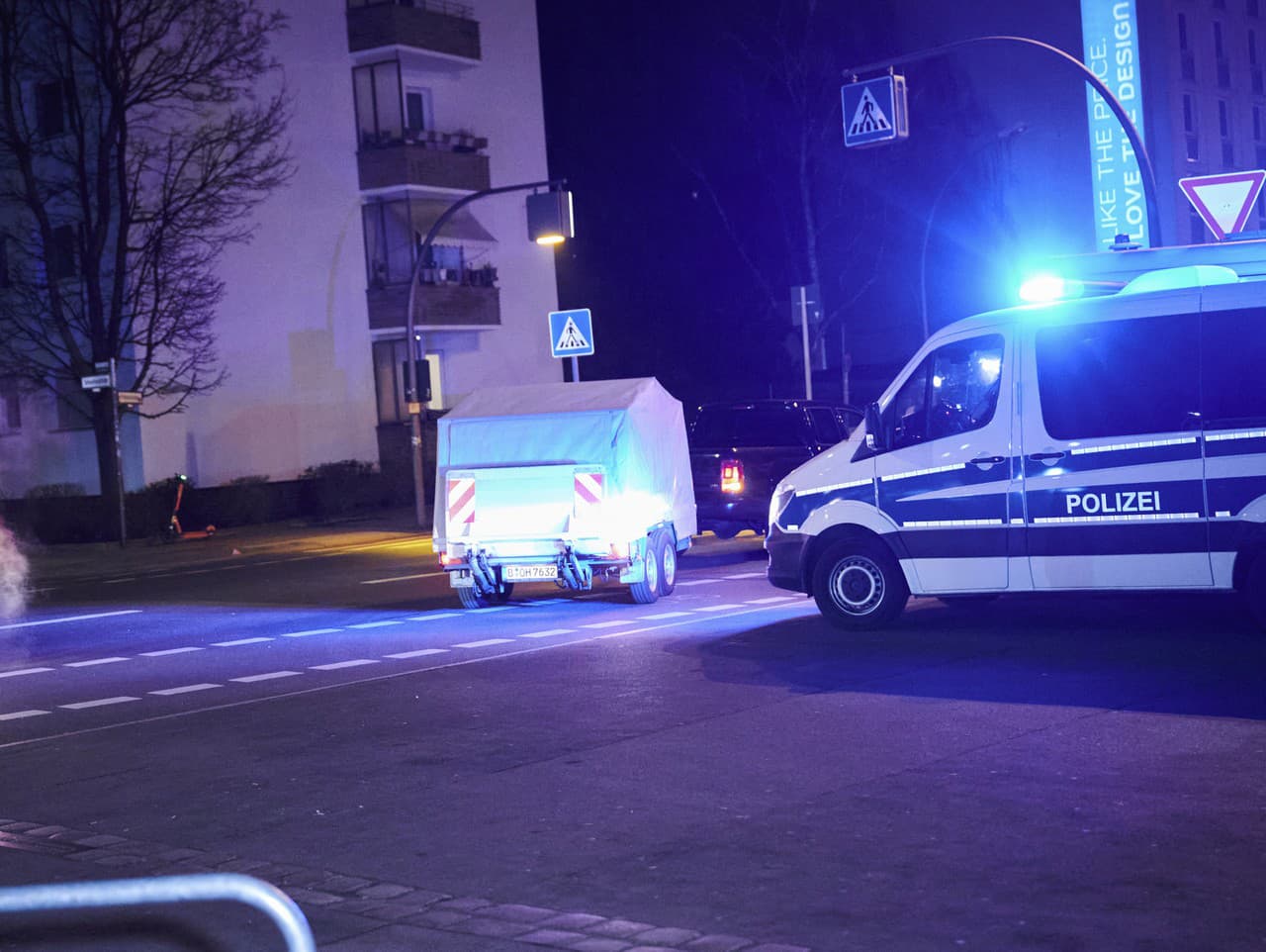 Nemecká polícia odváža zbrane z domu Daniely Kletteovej