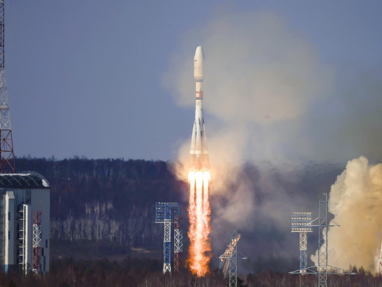 Na snímke raketa Sojuz-2.1b štartuje z kozmodrómu Vostočnyj pri meste Ciolkovskij, približne 200 kilometrov od mesta Blagoveščensk na ďalekom východe Amurskej oblasti v Rusku.