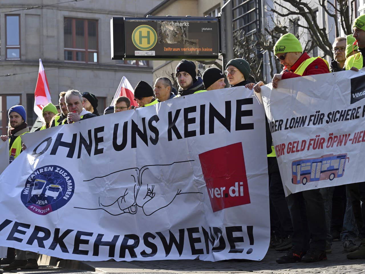 Zamestnanci verejnej dopravy demonštrujú v centre mesta Erfurt, Nemecko, vo štvrtok 29. februára 2024 počas výstražného štrajku v deň Verdiho akcie. 