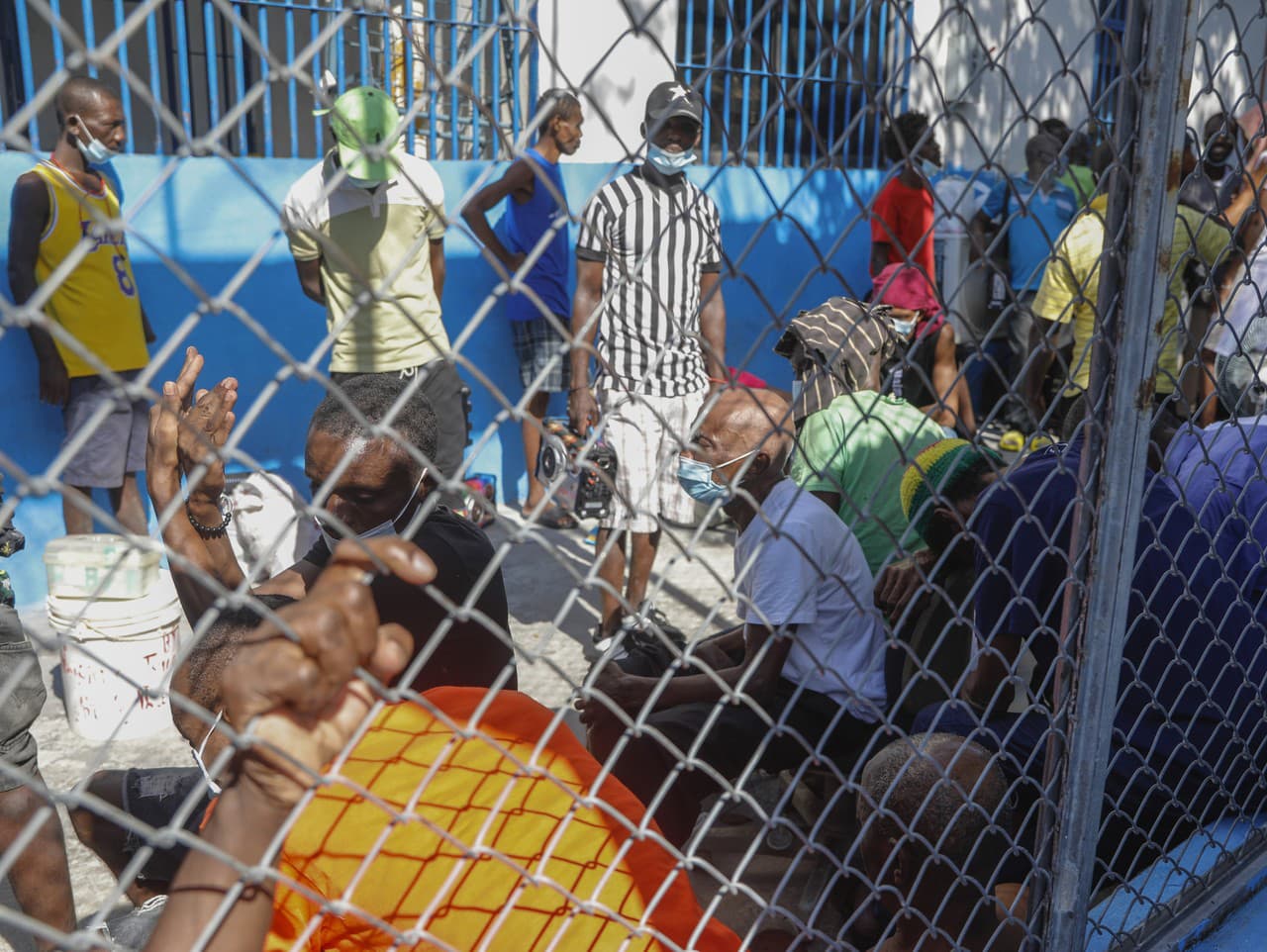 Väzni sa zhromažďujú v Národnej väznici v centre Port-au-Prince na Haiti v nedeľu 3. marca 2024. 