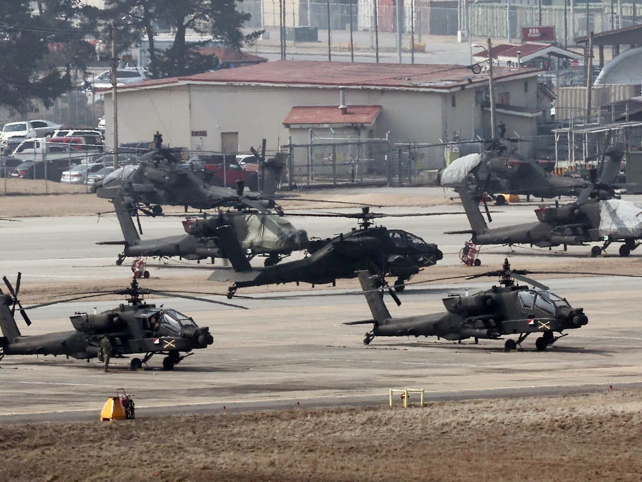 Vrtuľníky Apache vzlietajú zo základne Humphreys počas spoločného vojenského cvičenia Južnej Kórey a USA v meste Pchjongtchek, 60km južne od Soulu v pondelok 4. marca 2024.