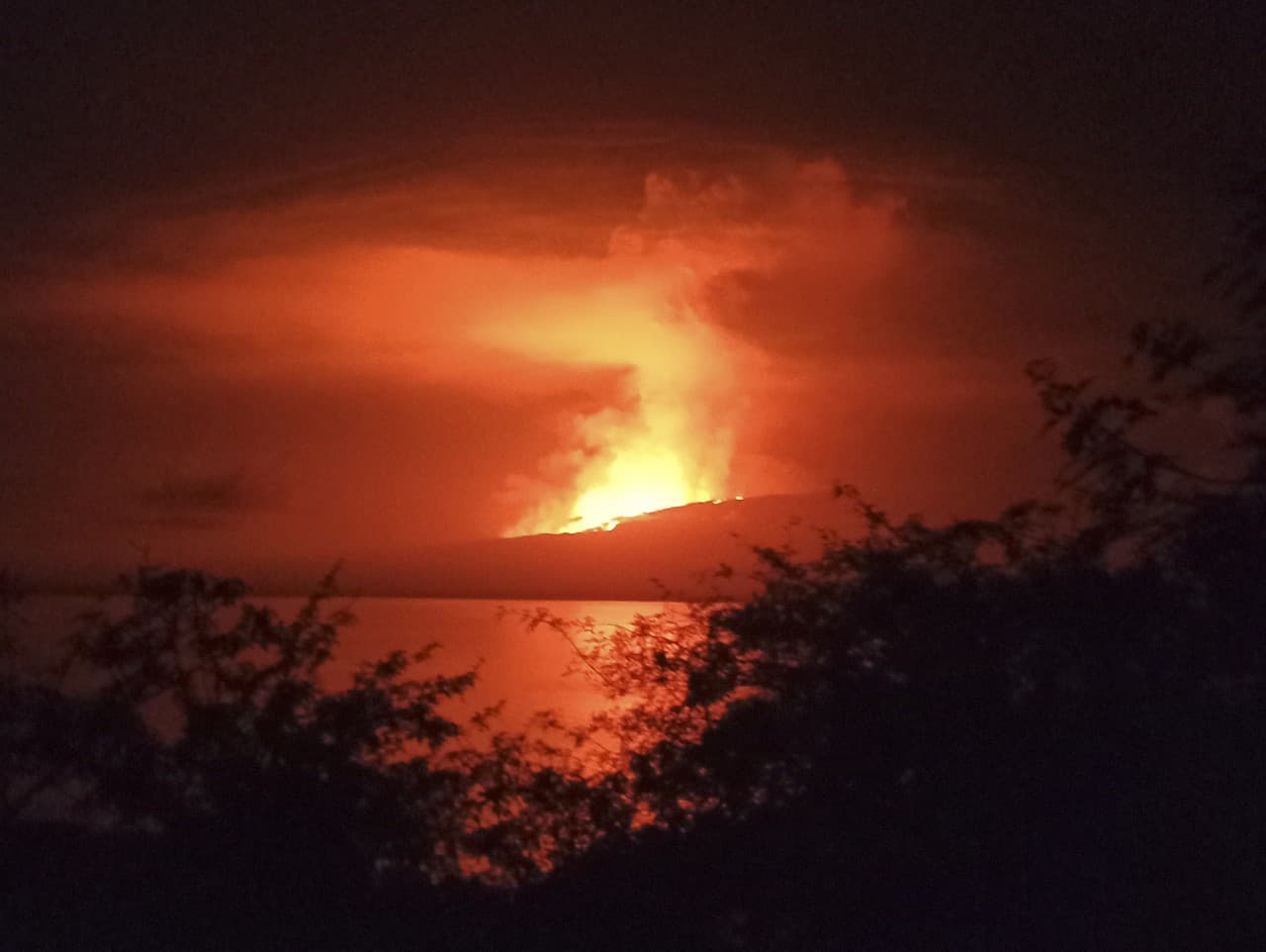 Na snímke výbuch vulkánu La Cumbre na ostrove Fernandina, ktorý sa nachádza  v neobývanej časti ekvádorského súostrovia Galapágy.