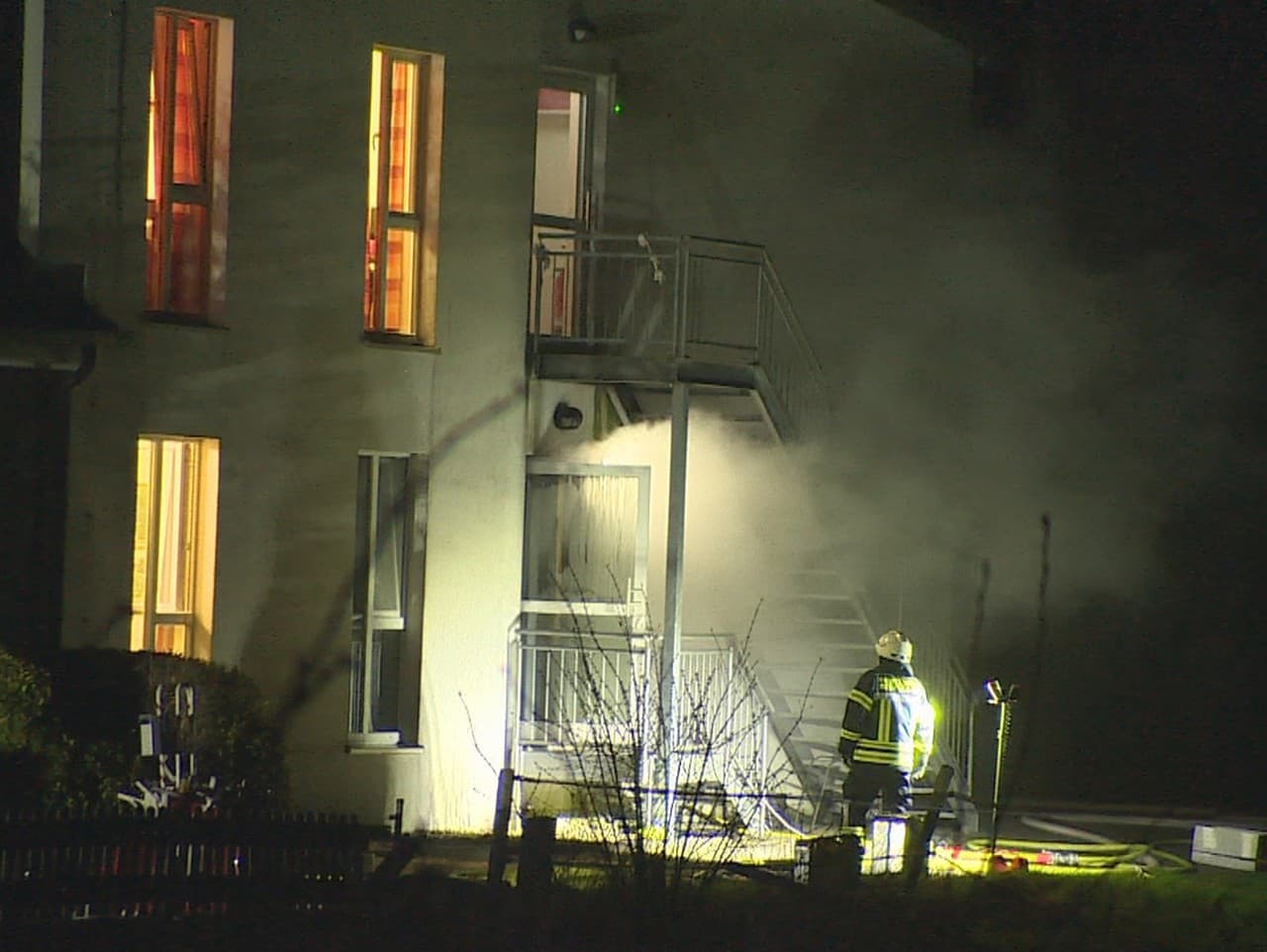 Príslušníci záchranných zložiek zasahujú počas požiaru v domove pre seniorov v obci Bedburg-Hau v nemeckej spolkovej krajine Severné Porýnie-Vestfálsko.