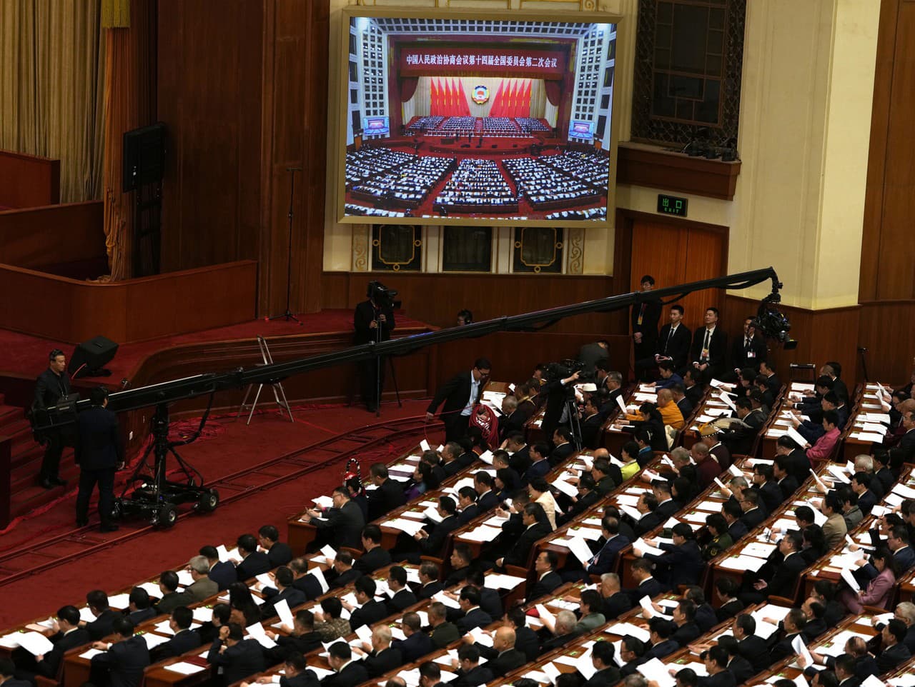 Delegáti prichádzajú na plenárne zasadnutie Čínskeho národného ľudového kongresu (NPC) pred sídlom parlamentu v Pekingu 4. marca 2024.