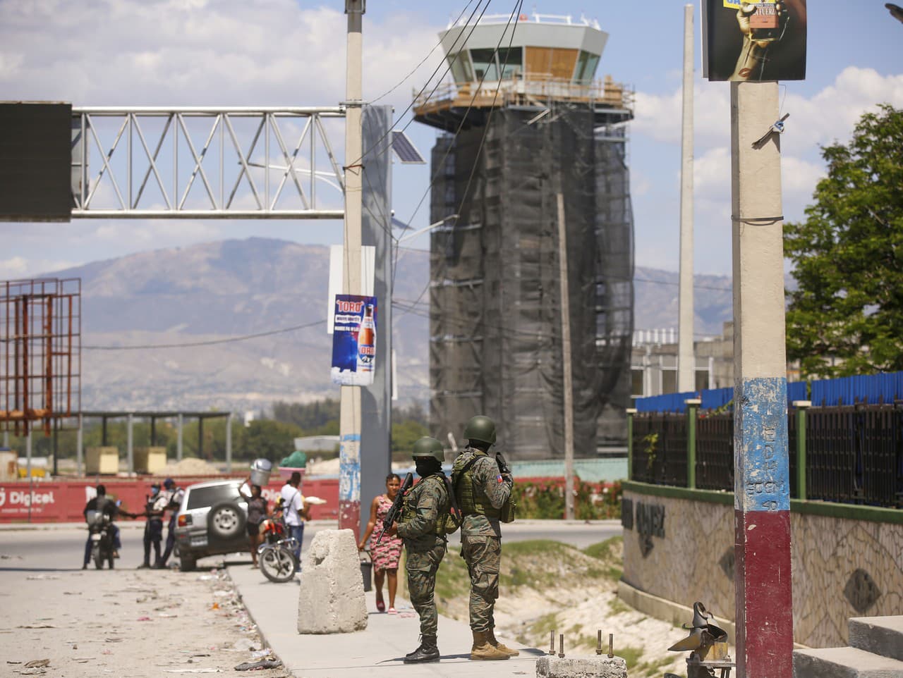 Vojaci strážia vstup na medzinárodné letisko v Port-au-Prince na Haiti v pondelok 4. marca 2024.
