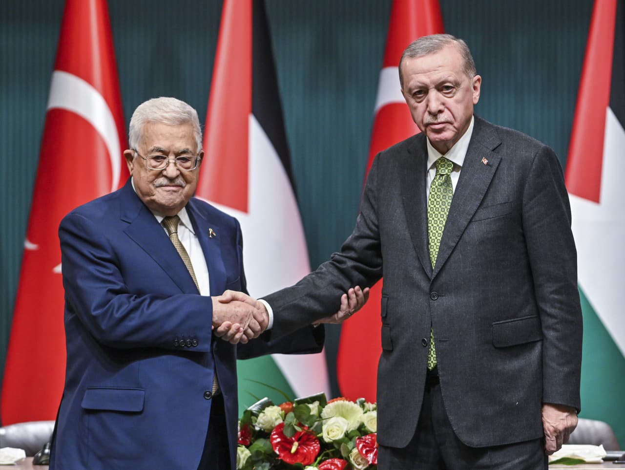 Turecký prezident Recep Tayyip Erdogan (vpravo) a palestínsky prezident Mahmúd Abbás 