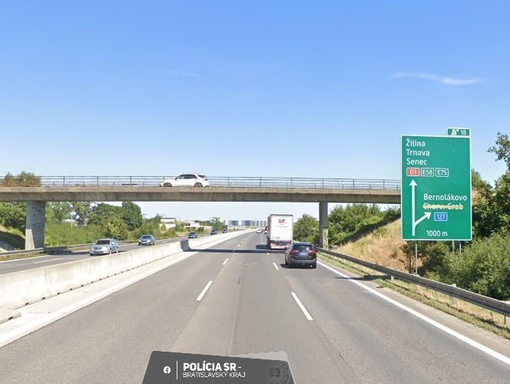 Polícia upozorňuje vodičov na uzavretie mosta nad diaľnicou D1 pred Bratislavou