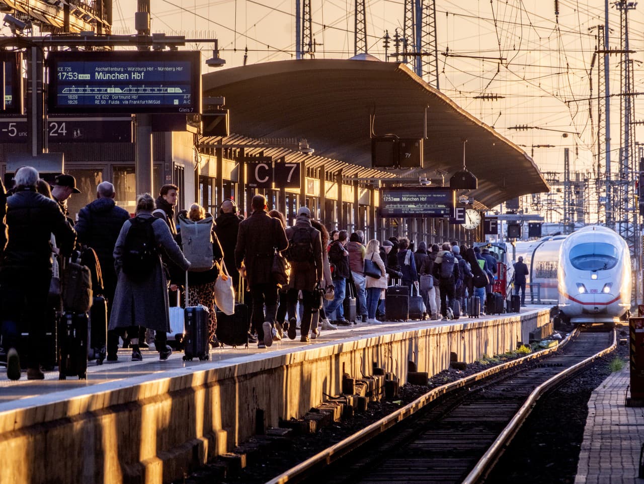 Cestujúci čakajú na vlak na hlavnej železničnej stanici v nemeckom Frankfurte nad Mohanom