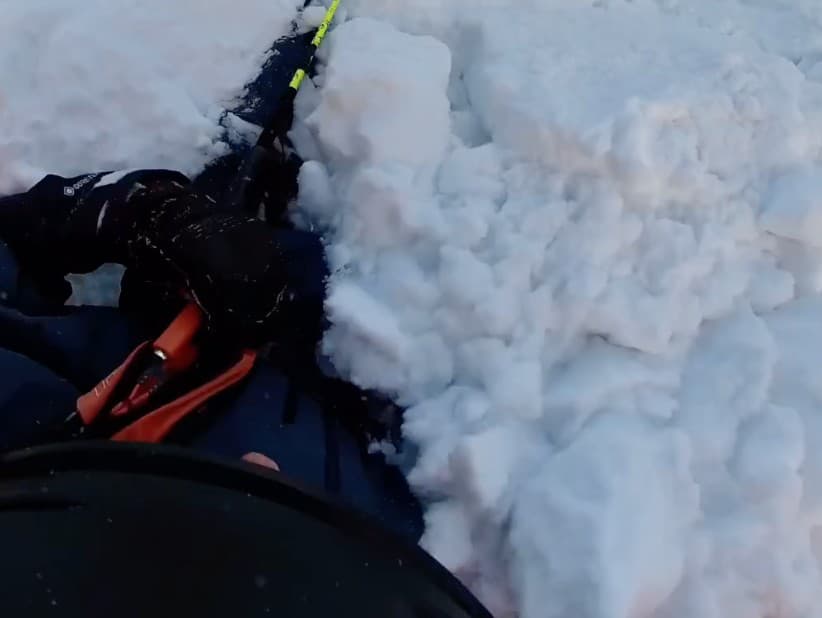 Poľský lyžiar si zosuv lavíny natočil na kameru, ktorú mal pripevnenú na prilbe