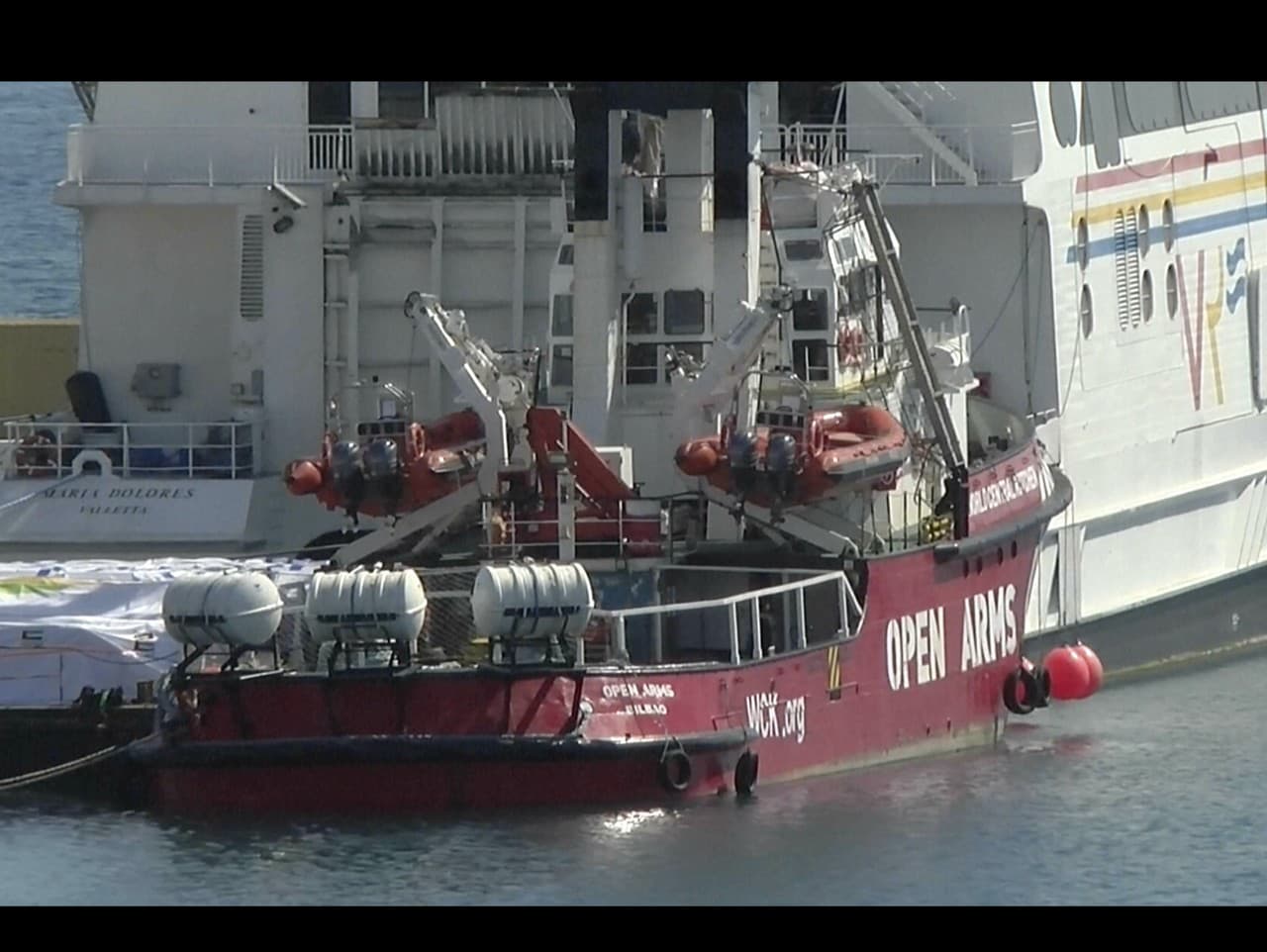 Na snímke z videozáznamu je loď španielskej humanitárnej skupiny Open Arms (v pozadí) a čln s humanitárnou pomocou, ktorý kotví v prístave Larnaka na Cypre.