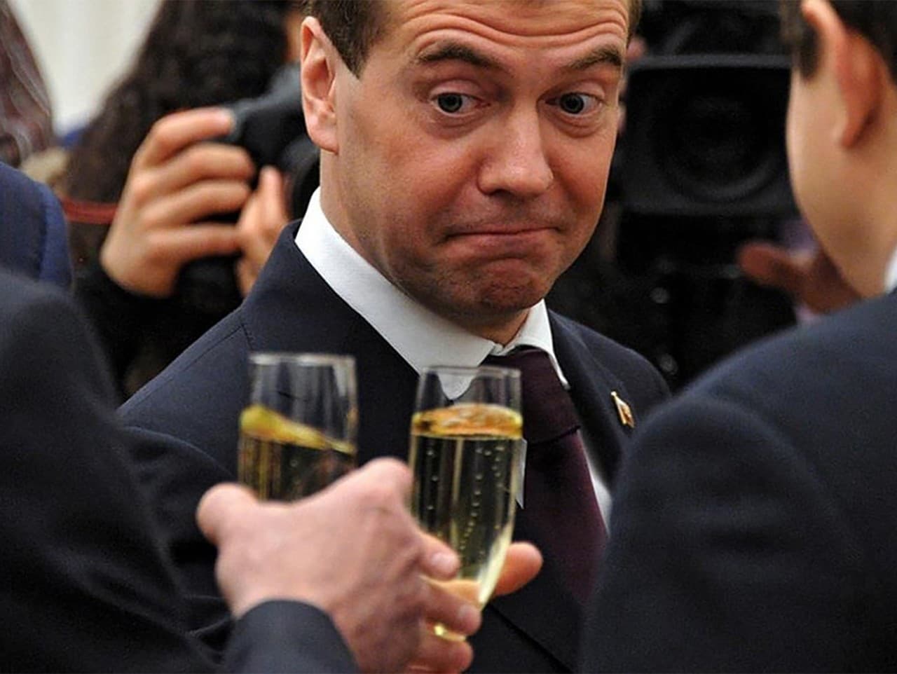 Dmitrij Medvedev s pohárom vína
