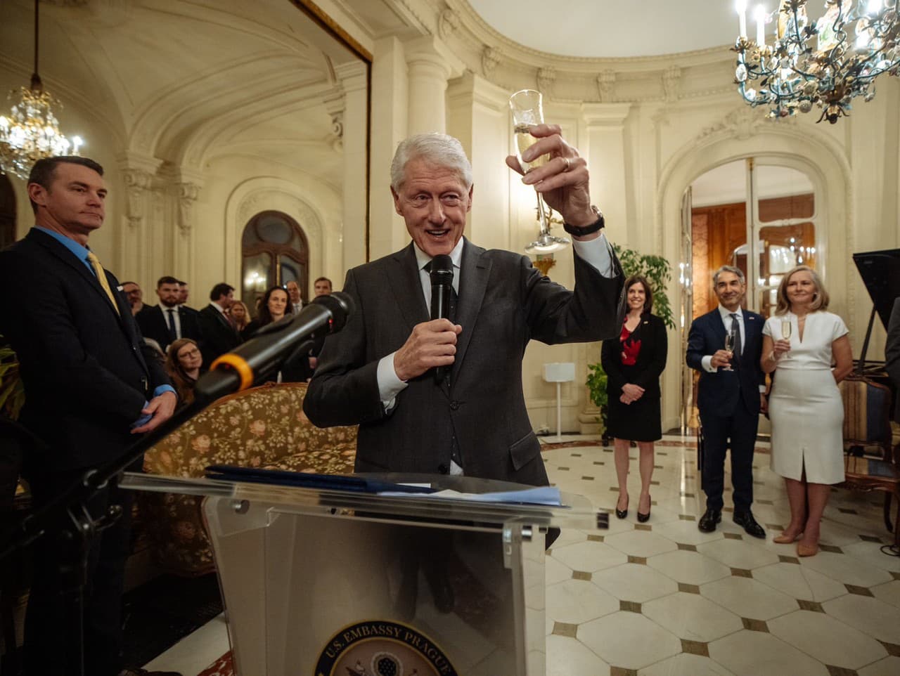Bývalý americký prezident Bill Clinton na americkom veľvyslanectve v Prahe v rámci osláv 25. výročia vstupu ČR do NATO