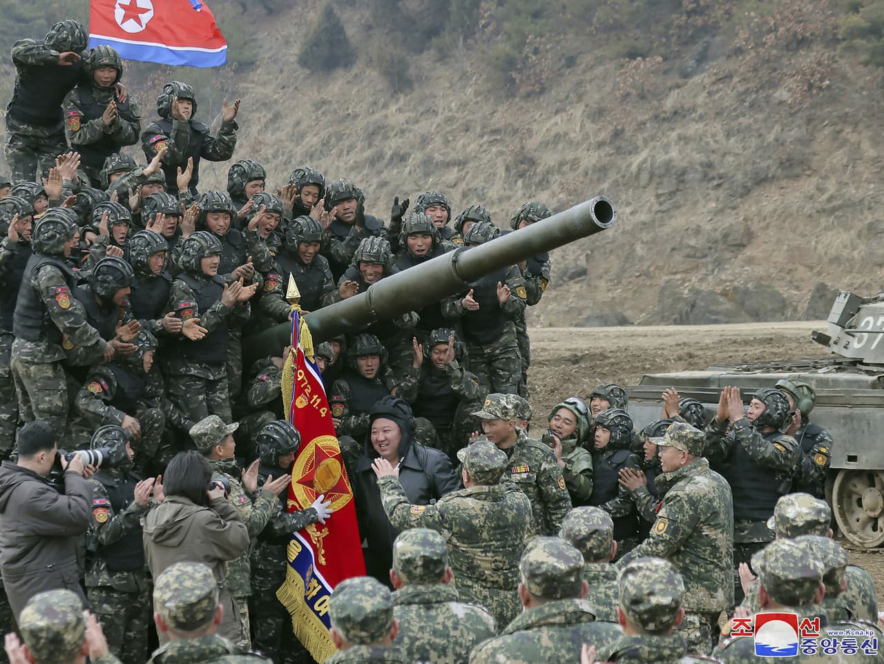 Na snímke poskytnutej severokórejskou vládou sa severokórejský vodca Kim Čong-un (uprostred) stretáva s vojakmi, ktorí sa zúčastnili na výcviku v Severnej Kórei v stredu 13. marca 2024. 