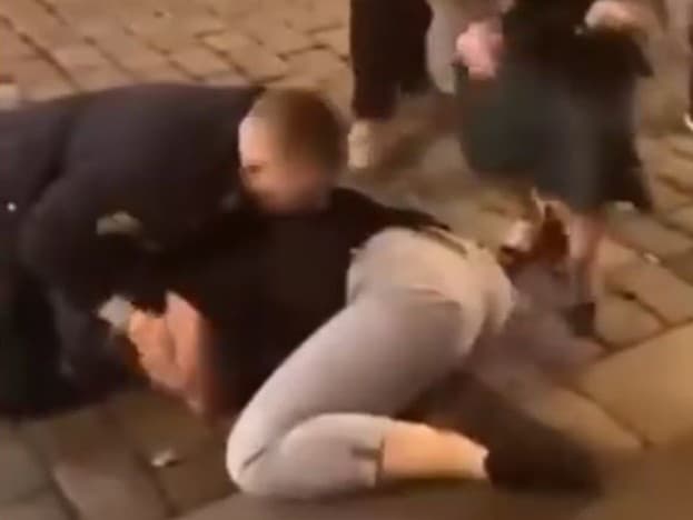Opitý policajt si kľakol na mladé dievča.