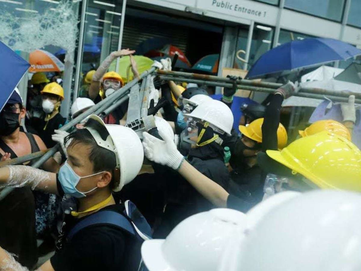 Hongkonský súd v sobotu odsúdil 12 ľudí na tresty odňatia slobody v rozmedzí od viac ako štyroch do siedmich rokov v prípade spojenom s útokom na mestský zákonodarný zbor počas prodemokratického protestu v roku 2019.