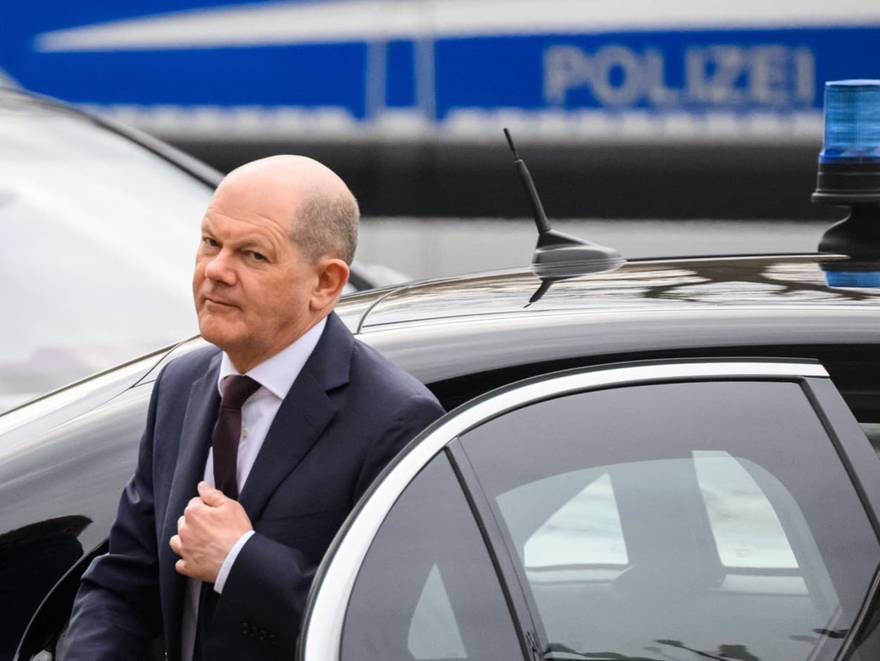 Nemecký kancelár Olaf Scholz pri vystupovaní z auta. (archívna snímka)