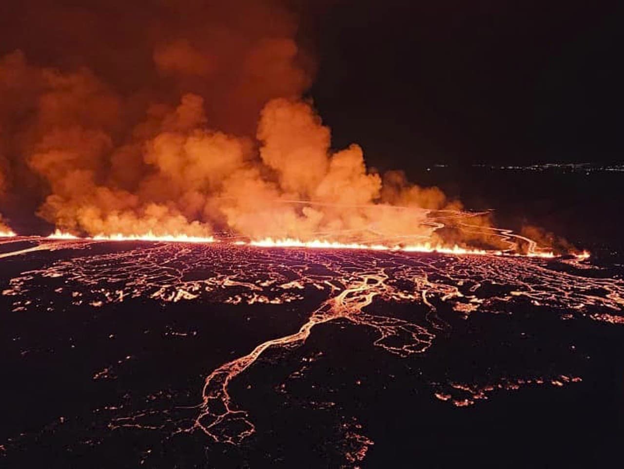 Na polostrove Reykjanes sa začala ďalšia sopečná erupcia 