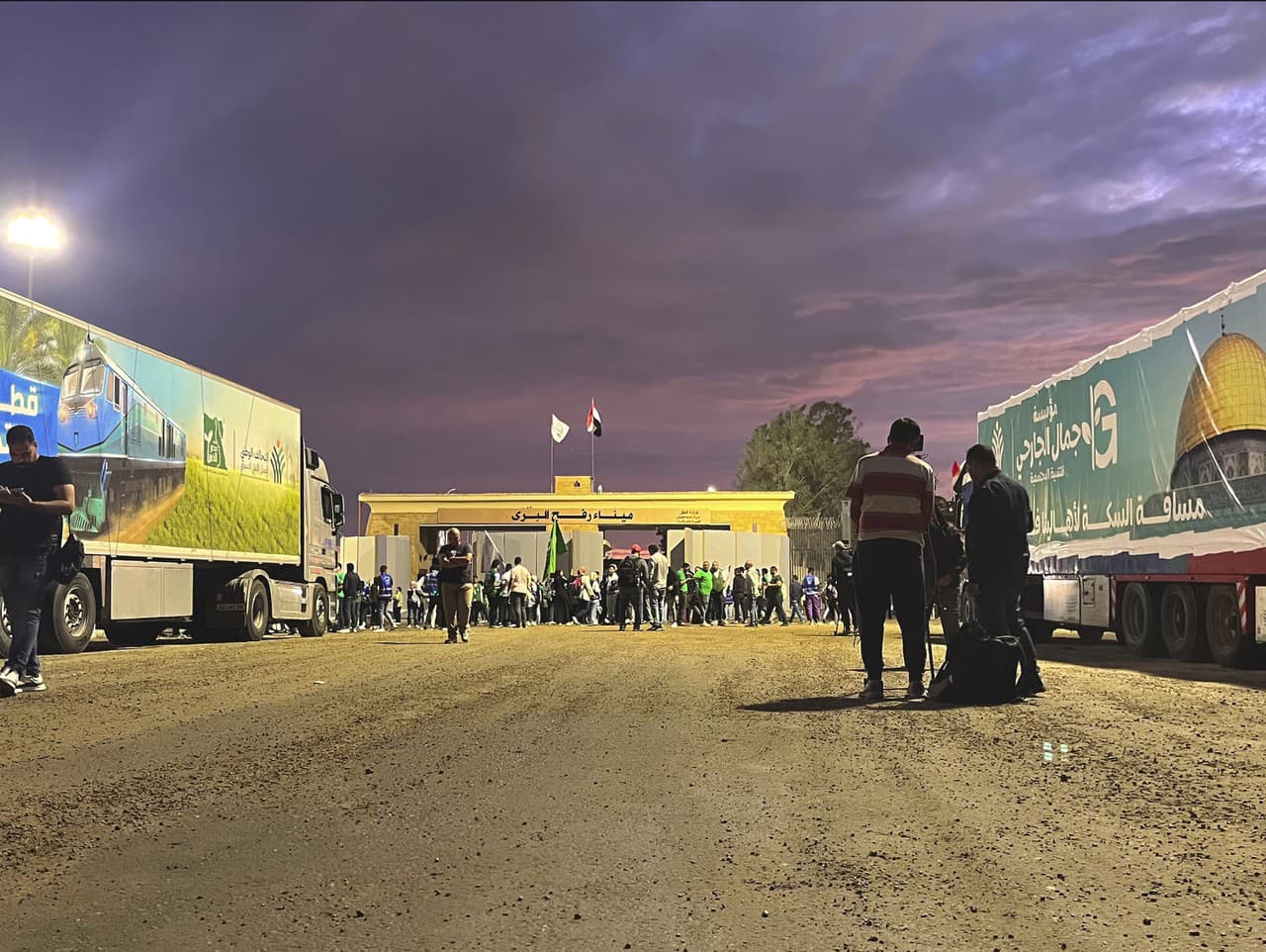 Konvoj s humanitárnou pomocou pre pásmo Gazy stojí v egyptskom prístave Rafah, utorok 17. októbra 2023.