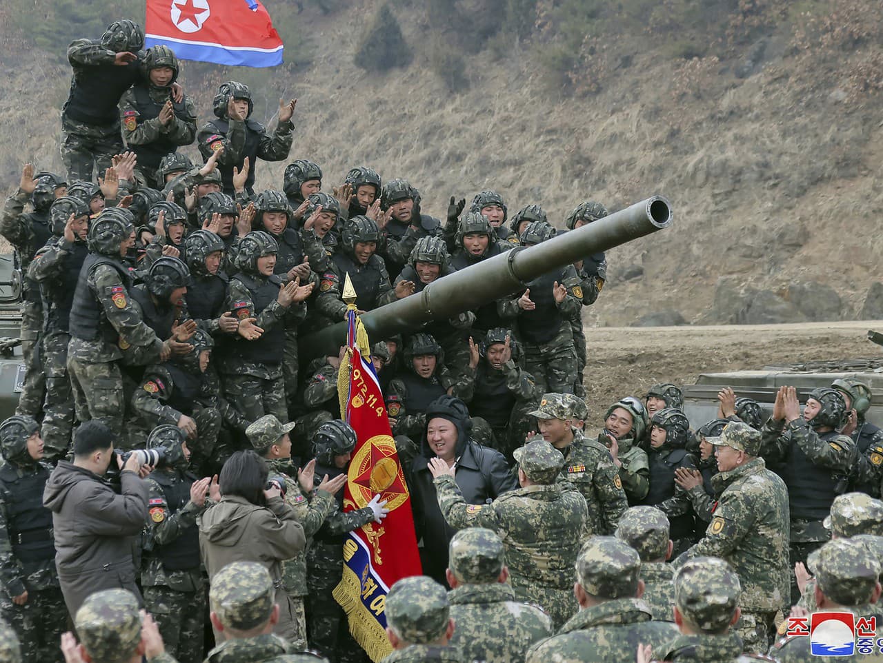 Na snímke poskytnutej severokórejskou vládou sa severokórejský vodca Kim Čong-un (uprostred) stretáva s vojakmi, ktorí sa zúčastnili na výcviku v Severnej Kórei v stredu 13. marca 2024. 