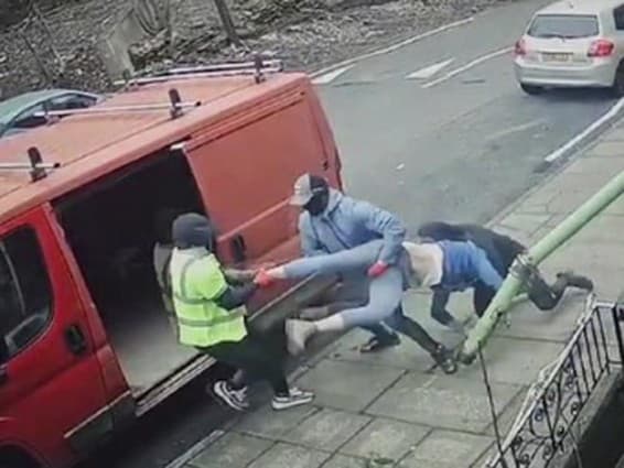 Muža z anglického Bradfordu uniesli priamo na ulici a traja maskovaní muži ho hodili do dodávky