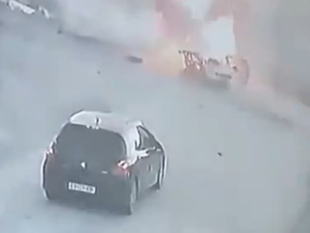 Vozidlo po zásahu dronu vybuchlo.