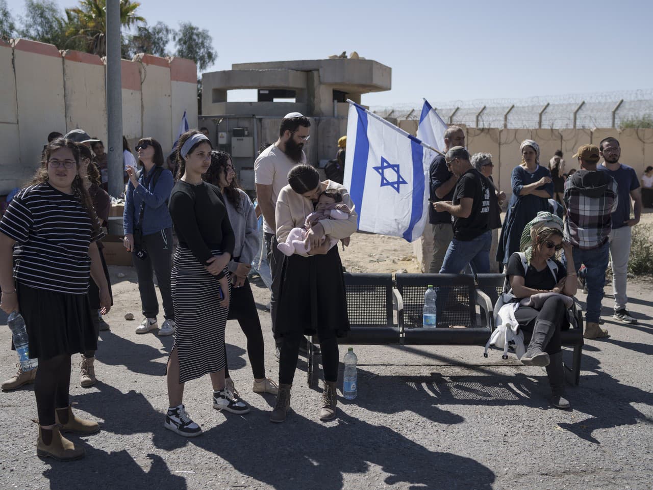 Ľudia sa zhromažďujú na izraelskom hraničnom priechode Nitzana s Egyptom na juhu Izraela