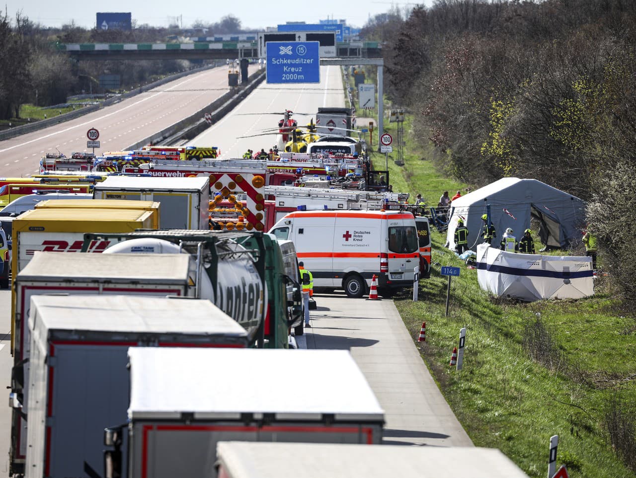Nehoda autobusu v Nemecku si vyžiadala najmenej päť mŕtvych