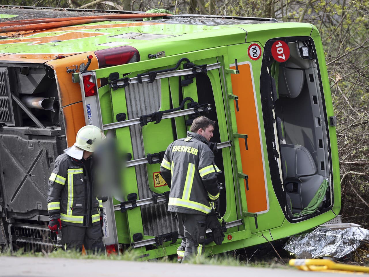 Nehoda autobusu na diaľnici A9 v Nemecku 