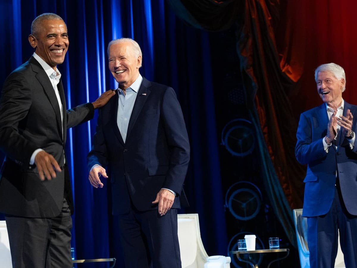Prezidenti Joe Biden, Barack Obama a Bill Clinton na pódiu v Radio City Music Hall