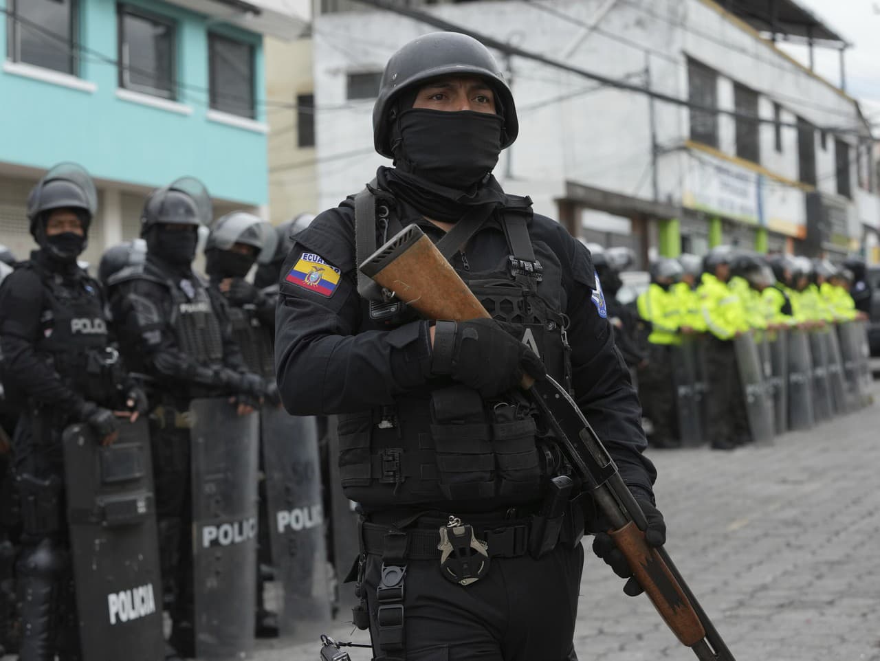 Polícia a vojaci sa pripravujú na vstup do väzenia El Inca, aby potlačili nepokoje v Quite