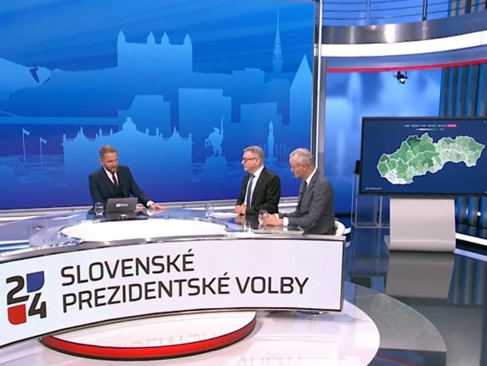 Štúdio CNN Prime News počas volebnej noci na Slovensku. Hosťami Libora Boučka boli Ľubomír Zaorálek (SOCDEM) a Cyril Svoboda (KDU-CSL).