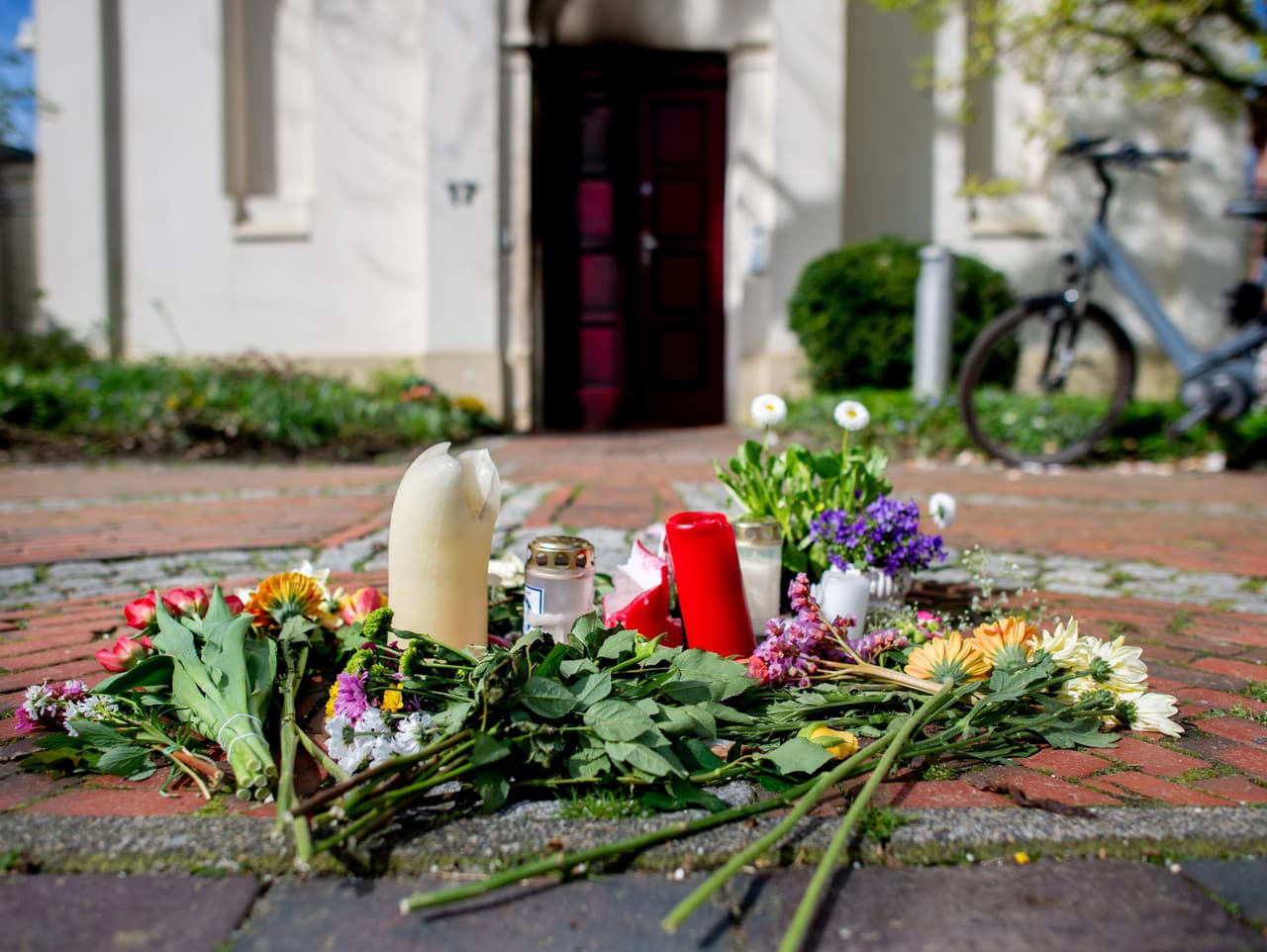 Kvety a sviečky sa nachádzajú pred synagógou v meste Oldenburg