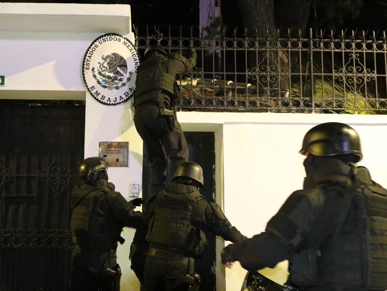 Policajná razii na ambasáde Mexika v Quite