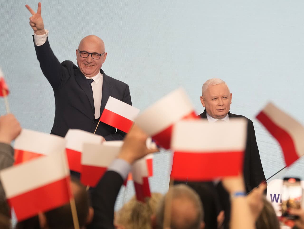 Predseda opozičnej konzervatívnej strany Právo a spravodlivosť (PiS) Jaroslaw Kaczynski (vpravo) oslavuje víťazstvo v komunálnych voľbách vo Varšave