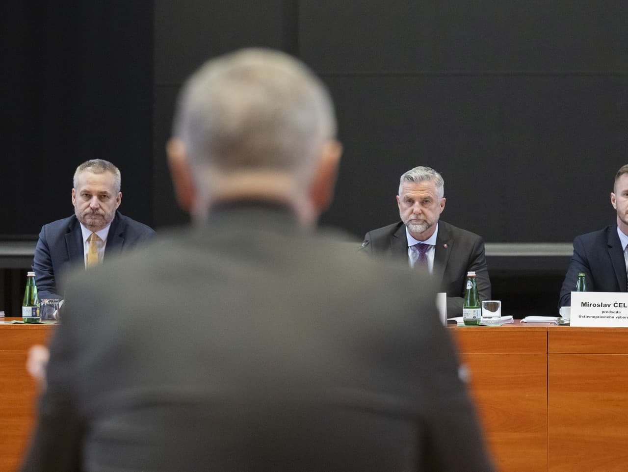 Na snímke chrbtom kandidát na sudcu Ústavného súdu (ÚS) SR Anton Dulak počas vypočutia, v pozadí sprava predseda Ústavnoprávneho výboru Miroslav Čellár (Hlas-SD) a podpredsedovia Tibor Gašpar (Smer-SD) a Ondrej Dostál (SaS)