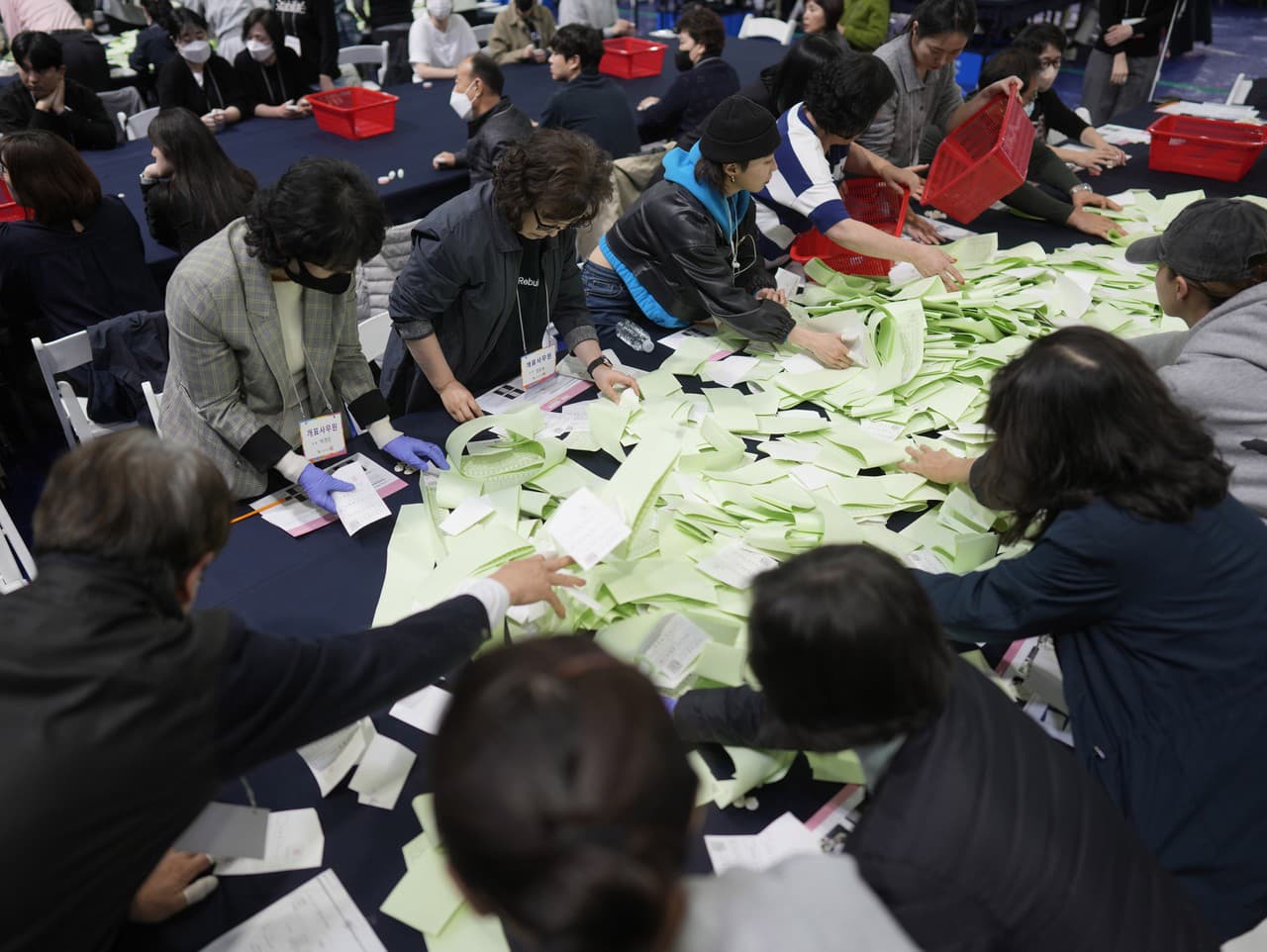 Členovia volebnej komisie sčítavajú hlasy po skončení parlamentných volieb v Južnej Kórei