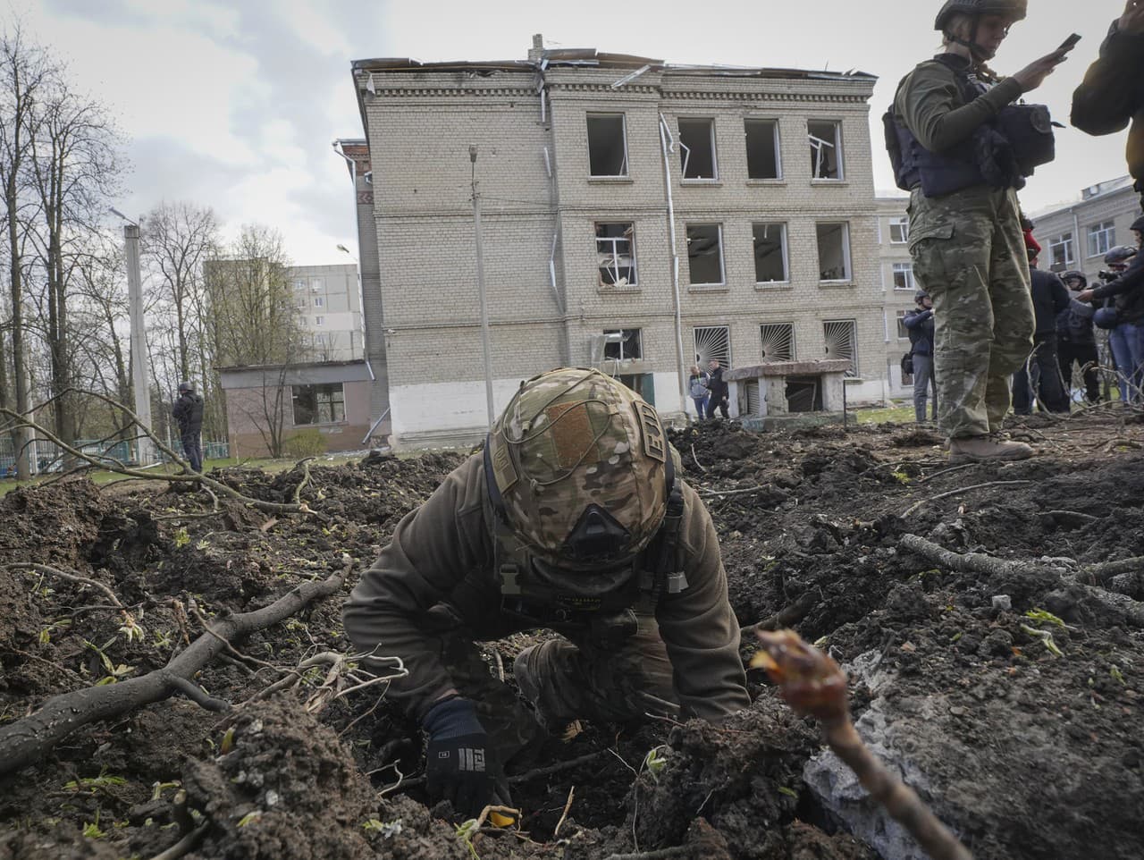 Vojenský expert skúma miesto ruského bombového útoku, pri ktorom zahynulo niekoľko ľudí v meste Charkov.