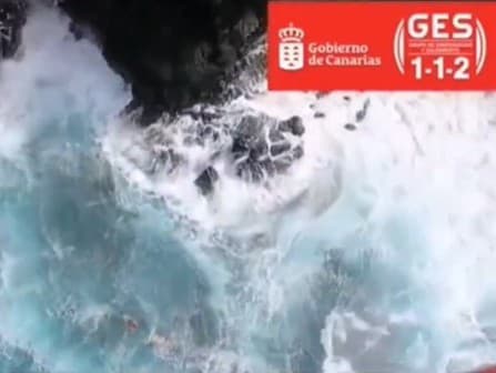 Záchranári na Kanárskych ostrovoch (GES) sa pokúšajú vytiahnuť českého turistu z rozbúrenej vody. 