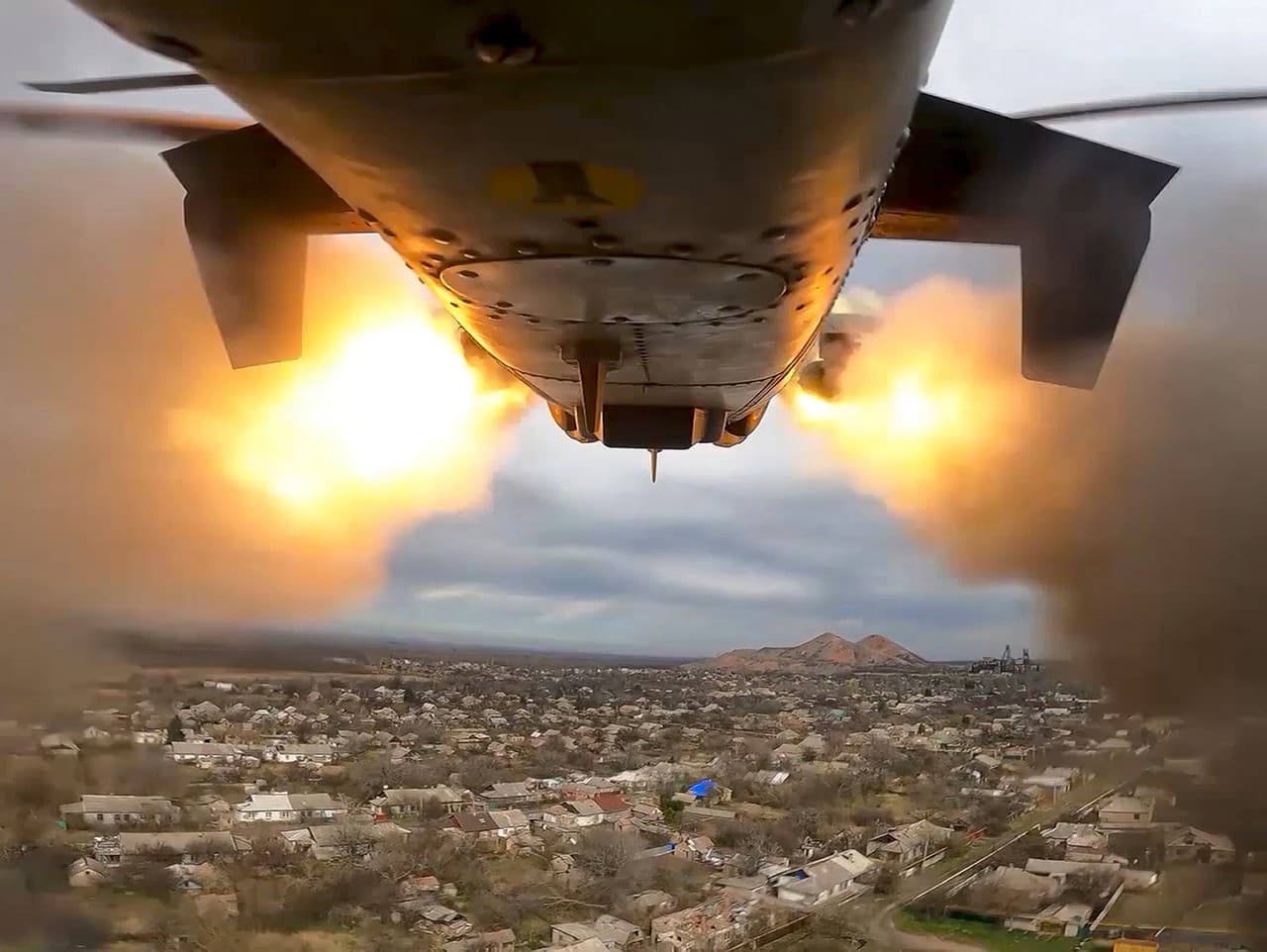 Na snímke z videa zverejnenej ruským ministerstvom obrany vojenský vrtuľník Ka-52 ruských vzdušných síl vystreľuje rakety na cieľ na Ukrajinu