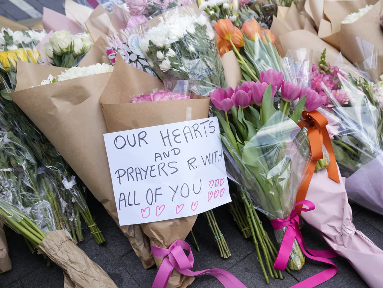 Na mieste činu v Bondi Junction v Sydney je zanechaný odkaz s kvetmi po tom, ako bolo v sobotu v nákupnom centre dobodaných niekoľko ľudí. 