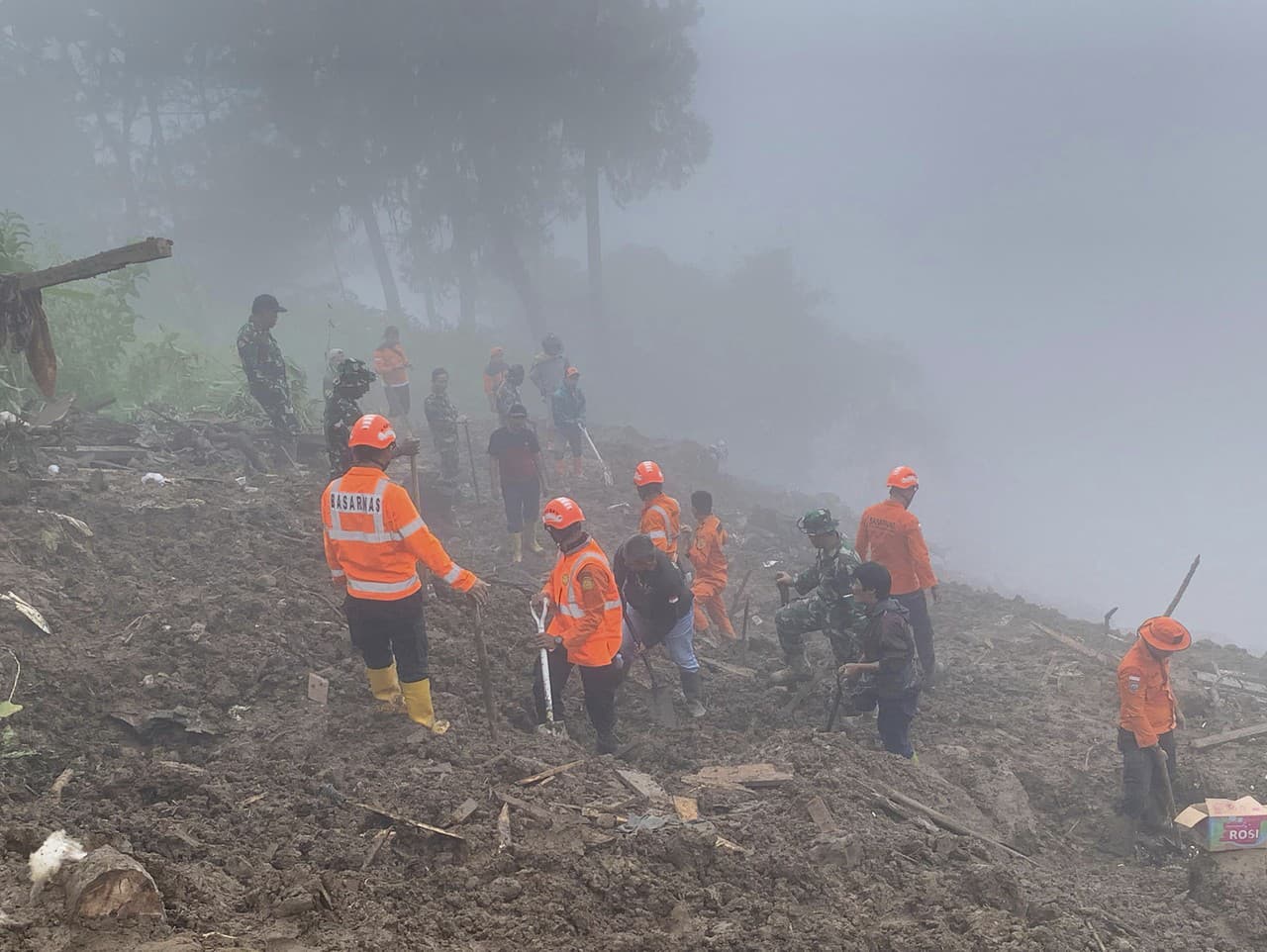 Na snímke záchranári hľadajú preživších po zosuve pôdy, ktorý zasiahol indonézsky ostrov Sulawesi v noci nedeľu 14. apríla 2024.